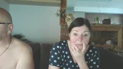 Snapshot of sanroom chatting on 12-15-25, 02:10 sanroom online show from 12-15-25, 02:10