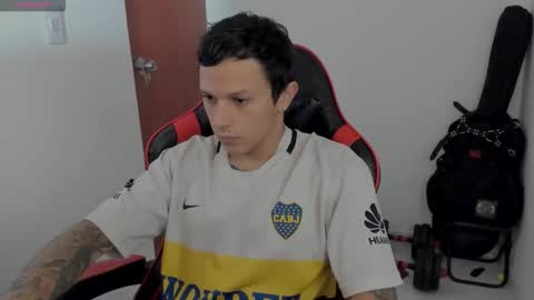 Snapshot of santi_alpha chatting on 09-24-25, 11:35 Santi online show from 09-24-25, 11:35