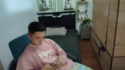 Snapshot of santi_ss chatting on 05-10-26, 12:05 santi_ss online show from 05-10-26, 12:05