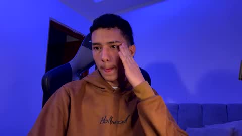 Snapshot of santi_twink19 chatting on 01-06-25, 11:29 santi_twink19 online show from 01-06-25, 11:29