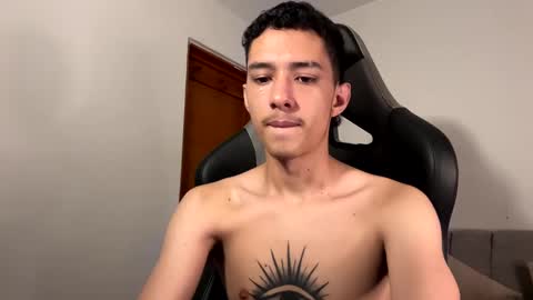 Snapshot of santi_twink19 chatting on 01-08-25, 04:11 santi_twink19 online show from 01-08-25, 04:11