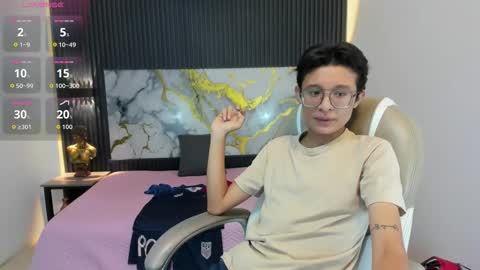santiago_russo18 online show from 11-14-25, 12:04