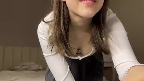 Snapshot of saphirree chatting on 02-12-26, 10:27 Anny online show from 02-12-26, 10:27