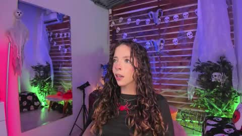 Snapshot of sapphire_venus chatting on 10-19-25, 02:12 Valerin online show from 10-19-25, 02:12