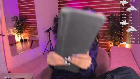 Snapshot of sapphire_venus chatting on 11-14-25, 01:37 Valerin online show from 11-14-25, 01:37