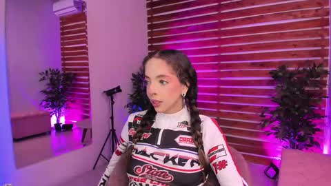 Snapshot of sapphire_venus chatting on 11-28-25, 01:30 Valerin online show from 11-28-25, 01:30