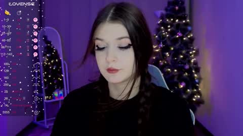 Snapshot of sapphiresiren_ chatting on 12-18-25, 05:41 Ulyana online show from 12-18-25, 05:41