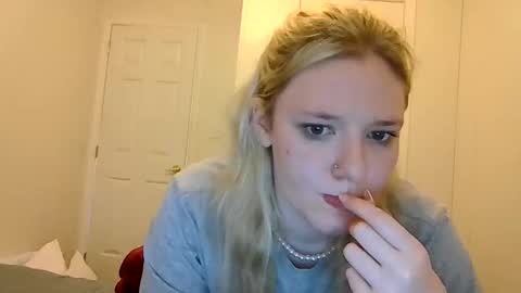 Snapshot of sara9920 chatting on 04-14-26, 08:15 sara9920 online show from 04-14-26, 08:15