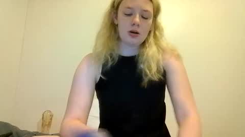 Snapshot of sara9920 chatting on 04-19-26, 12:43 sara9920 online show from 04-19-26, 12:43