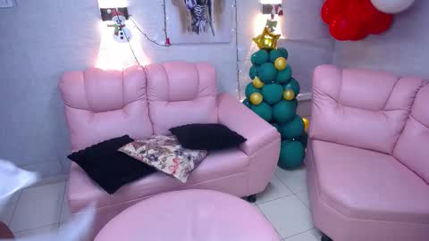 Snapshot of sara_angeelss chatting on 12-19-25, 06:31 Sara... online show from 12-19-25, 06:31