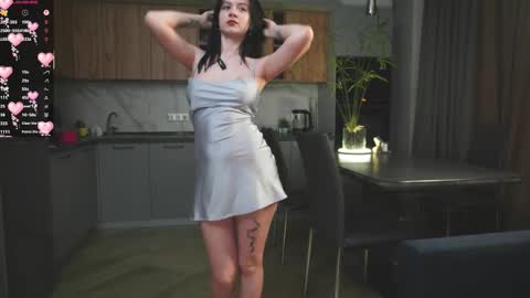 Snapshot of sara_hillson chatting on 11-12-25, 04:29 Hi my name is Sara Im 18 years old. I like to travel and make new acquaintances online show from 11-12-25, 04:29