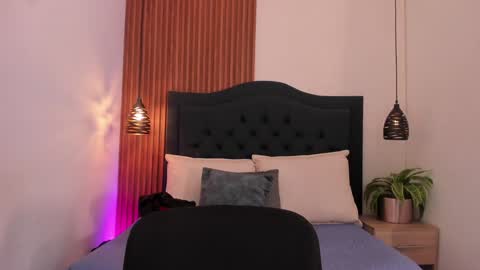 Snapshot of sara_stone17 chatting on 12-24-24, 07:11  -  online show from 12-24-24, 07:11