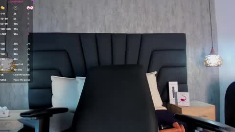 Snapshot of sara_stone17 chatting on 02-05-25, 02:26  -  online show from 02-05-25, 02:26