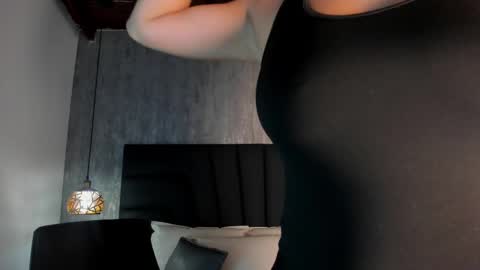 Snapshot of sara_stone17 chatting on 02-18-25, 11:22  -  online show from 02-18-25, 11:22