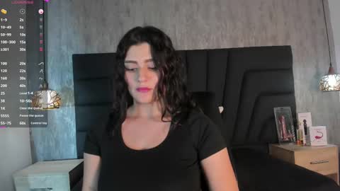 Snapshot of sara_stone17 chatting on 02-25-25, 02:33  -  online show from 02-25-25, 02:33