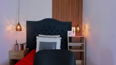 Snapshot of sara_stone17 chatting on 09-29-25, 11:37  -  online show from 09-29-25, 11:37