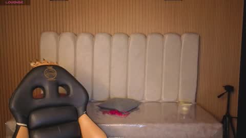 sara_valderrama_ online show from 12-20-25, 12:01