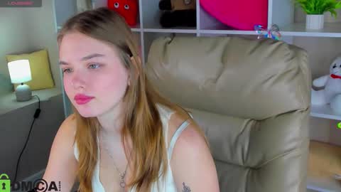 Snapshot of saraa_broown chatting on 02-26-26, 01:04 Sara online show from 02-26-26, 01:04