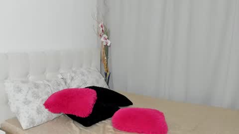 Snapshot of saradusk chatting on 06-18-26, 03:18 Sara online show from 06-18-26, 03:18