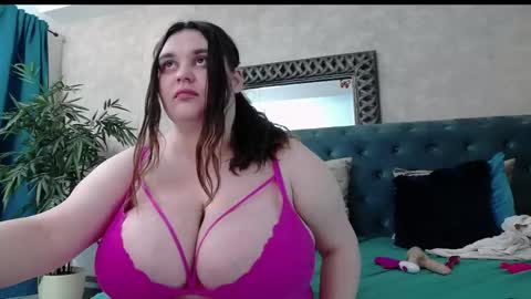 Snapshot of saraelise chatting on 05-19-26, 05:19 saraelise online show from 05-19-26, 05:19