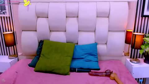 Sarah online show from 12-18-25, 01:33