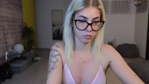 Snapshot of sarahcamsx chatting on 06-18-26, 08:57 sarahcamsx online show from 06-18-26, 08:57