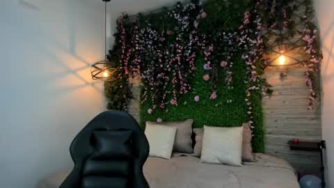 Sarah Deyvis online show from 12-17-25, 01:28