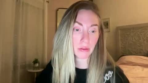 Snapshot of sarahgiroux86 chatting on 04-15-26, 04:30 Sarah online show from 04-15-26, 04:30