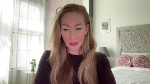 Snapshot of sarahgiroux86 chatting on 04-30-26, 05:52 Sarah online show from 04-30-26, 05:52
