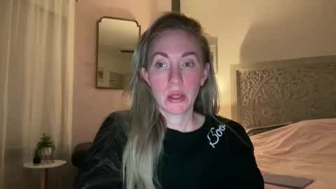 Snapshot of sarahgiroux86 chatting on 05-06-26, 04:30 Sarah online show from 05-06-26, 04:30