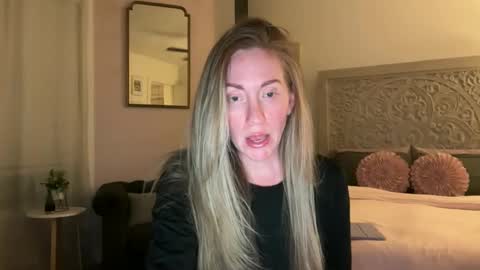 Snapshot of sarahgiroux86 chatting on 05-10-26, 03:44 Sarah online show from 05-10-26, 03:44