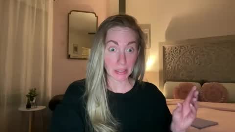 Snapshot of sarahgiroux86 chatting on 05-13-26, 04:21 Sarah online show from 05-13-26, 04:21