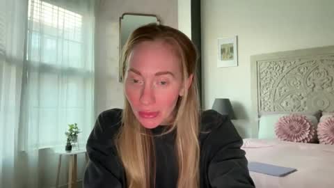 Snapshot of sarahgiroux86 chatting on 05-14-26, 12:50 Sarah online show from 05-14-26, 12:50