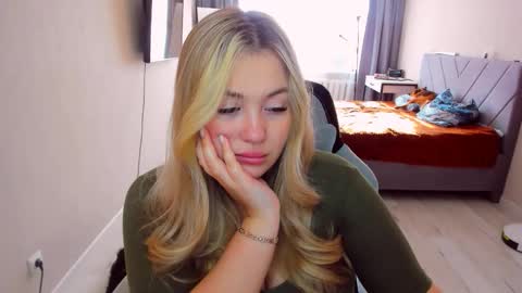 Snapshot of sarahmils chatting on 04-27-26, 01:31 Sarah online show from 04-27-26, 01:31