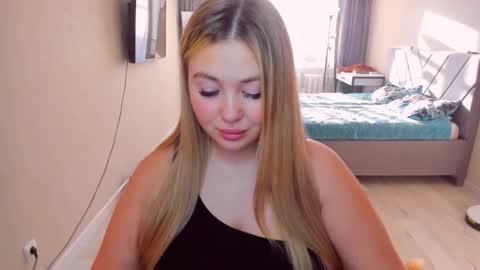Snapshot of sarahmils chatting on 05-11-26, 02:45 Sarah online show from 05-11-26, 02:45