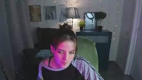 Snapshot of sarahshelby chatting on 06-13-26, 05:11 Sarah online show from 06-13-26, 05:11