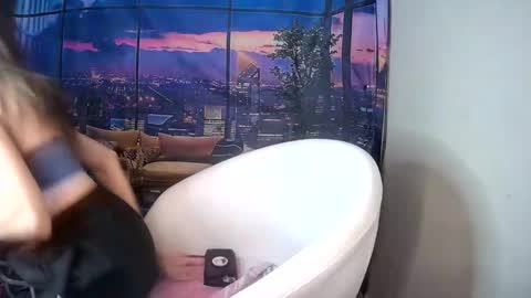 Snapshot of sarahstarr20 chatting on 12-16-25, 05:23 SarahStarr online show from 12-16-25, 05:23