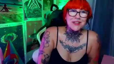 Snapshot of saraht666 chatting on 10-28-25, 11:18 Sarah T online show from 10-28-25, 11:18