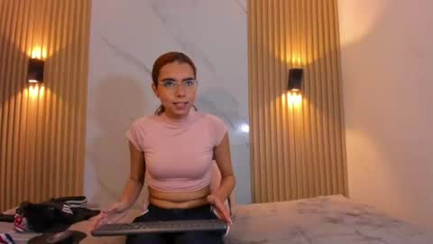 Snapshot of sarasaenz999 chatting on 06-19-26, 03:33 sarasaenz999 online show from 06-19-26, 03:33