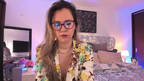 Snapshot of sarhamccormick chatting on 01-16-25, 12:42 sarha online show from 01-16-25, 12:42