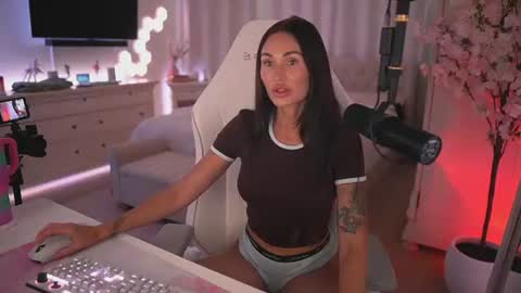 Snapshot of sashawest_official chatting on 06-18-26, 11:20 sashawest_official online show from 06-18-26, 11:20