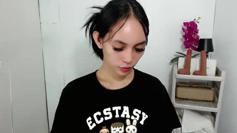 Snapshot of sashifoxdoll_ chatting on 11-17-25, 12:00 Sashi online show from 11-17-25, 12:00