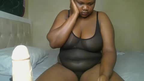 Snapshot of sassie_bee chatting on 12-11-24, 12:02 sassie_bee online show from 12-11-24, 12:02