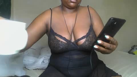 Snapshot of sassie_bee chatting on 12-15-24, 10:37 sassie_bee online show from 12-15-24, 10:37