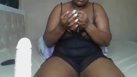 Snapshot of sassie_bee chatting on 12-16-24, 01:42 sassie_bee online show from 12-16-24, 01:42