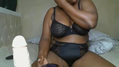 Snapshot of sassie_bee chatting on 12-16-24, 11:18 sassie_bee online show from 12-16-24, 11:18