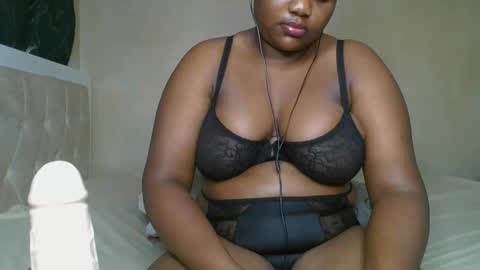 Snapshot of sassie_bee chatting on 12-17-24, 02:23 sassie_bee online show from 12-17-24, 02:23