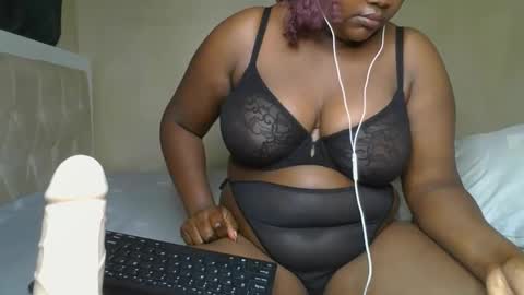 Snapshot of sassie_bee chatting on 01-13-25, 10:56 sassie_bee online show from 01-13-25, 10:56