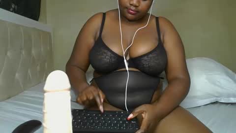Snapshot of sassie_bee chatting on 01-16-25, 01:58 sassie_bee online show from 01-16-25, 01:58
