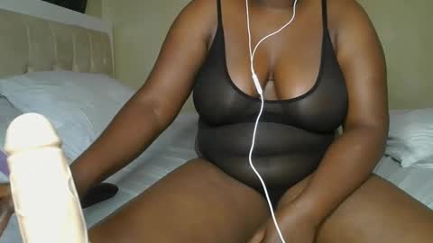 Snapshot of sassie_bee chatting on 01-18-25, 12:24 sassie_bee online show from 01-18-25, 12:24